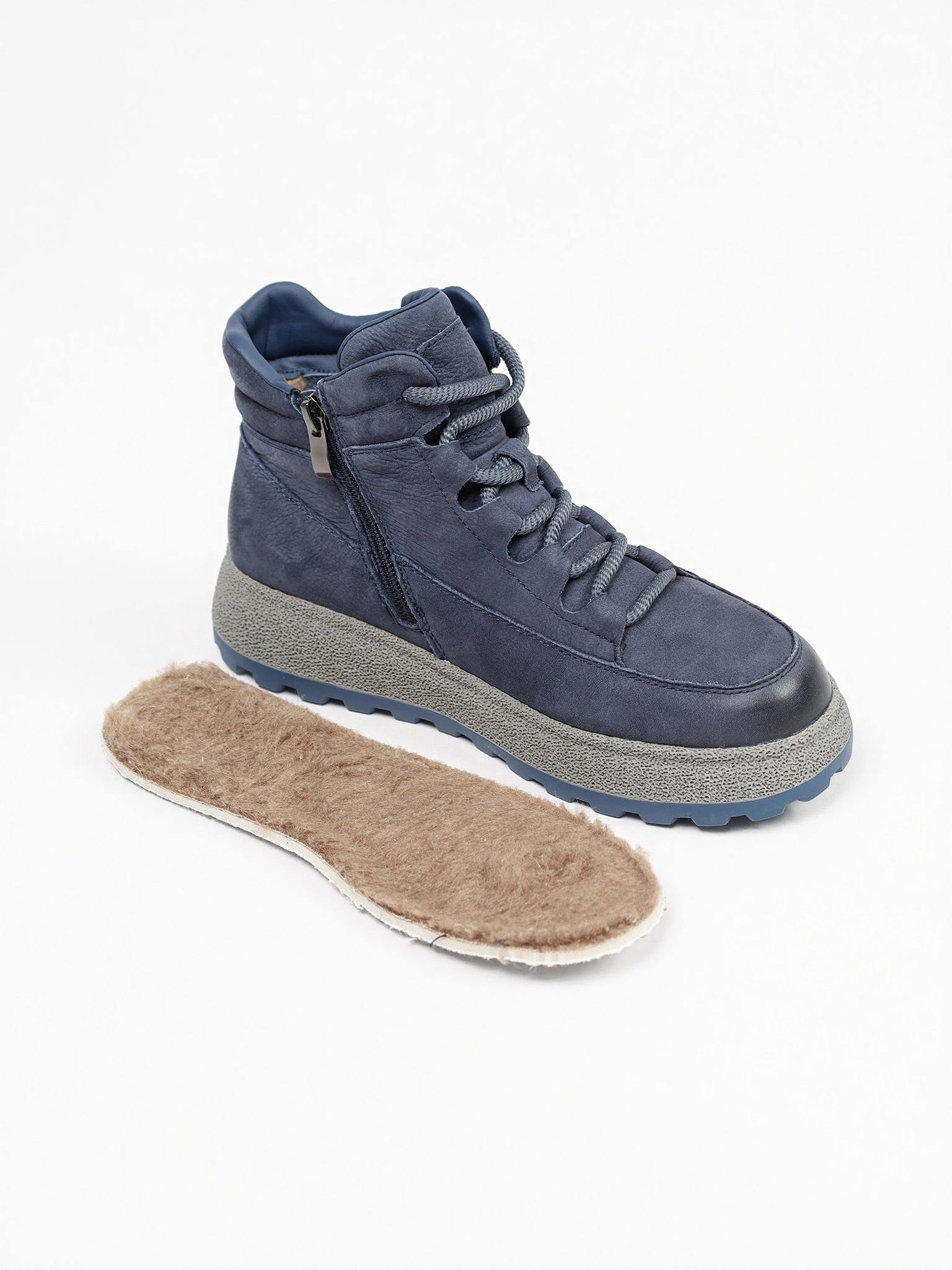 Ботинки синего цвета на средней рельефной платформе